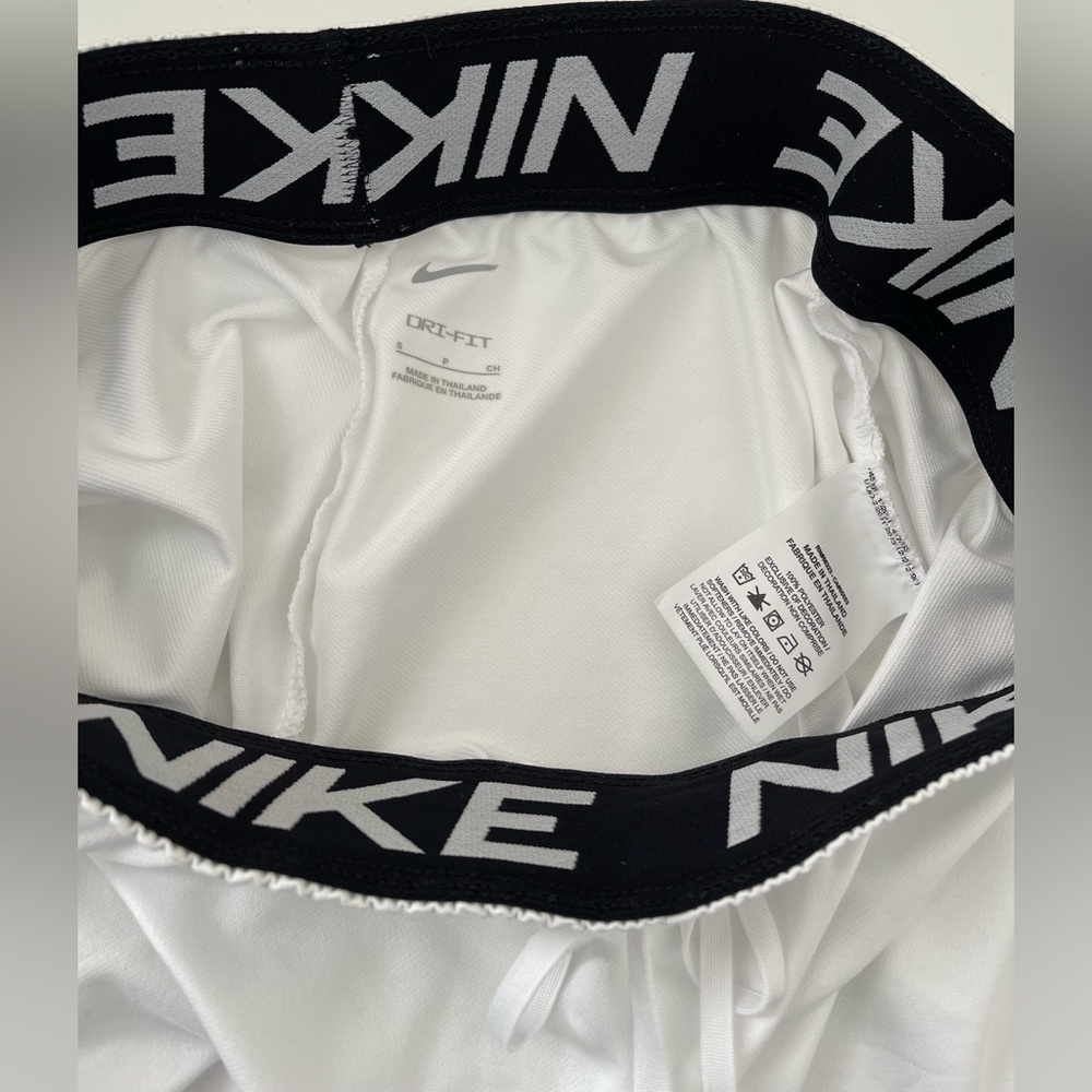 NIKE Dri-Fit White Women’s Attack Training Shorts Size S Activewear Running - Picture 4 of 4